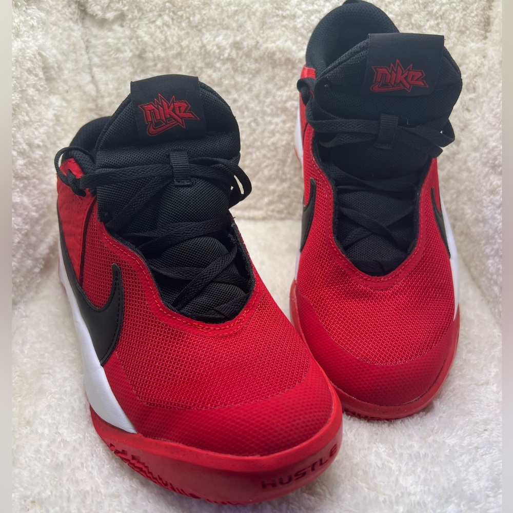 Nike Team Hustle D10 sneaker sz 5Y(Big Kids)